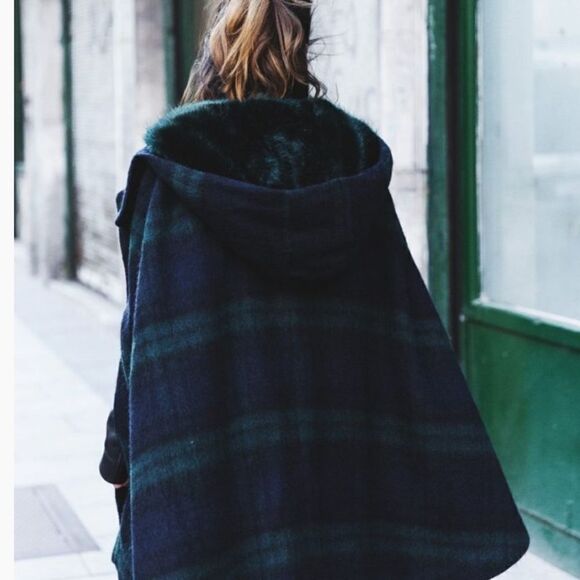 RARE bloggers favorite plaid cape with a faux fur lined hood - Picture 2 of 15